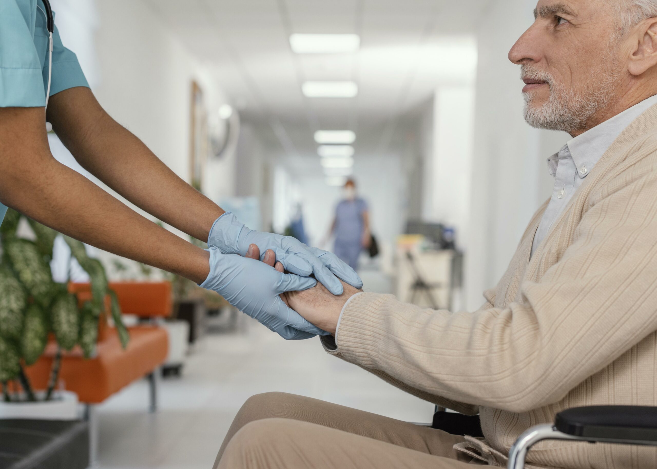 gros-plan-agent-de-sante-aidant-le-patient (1)