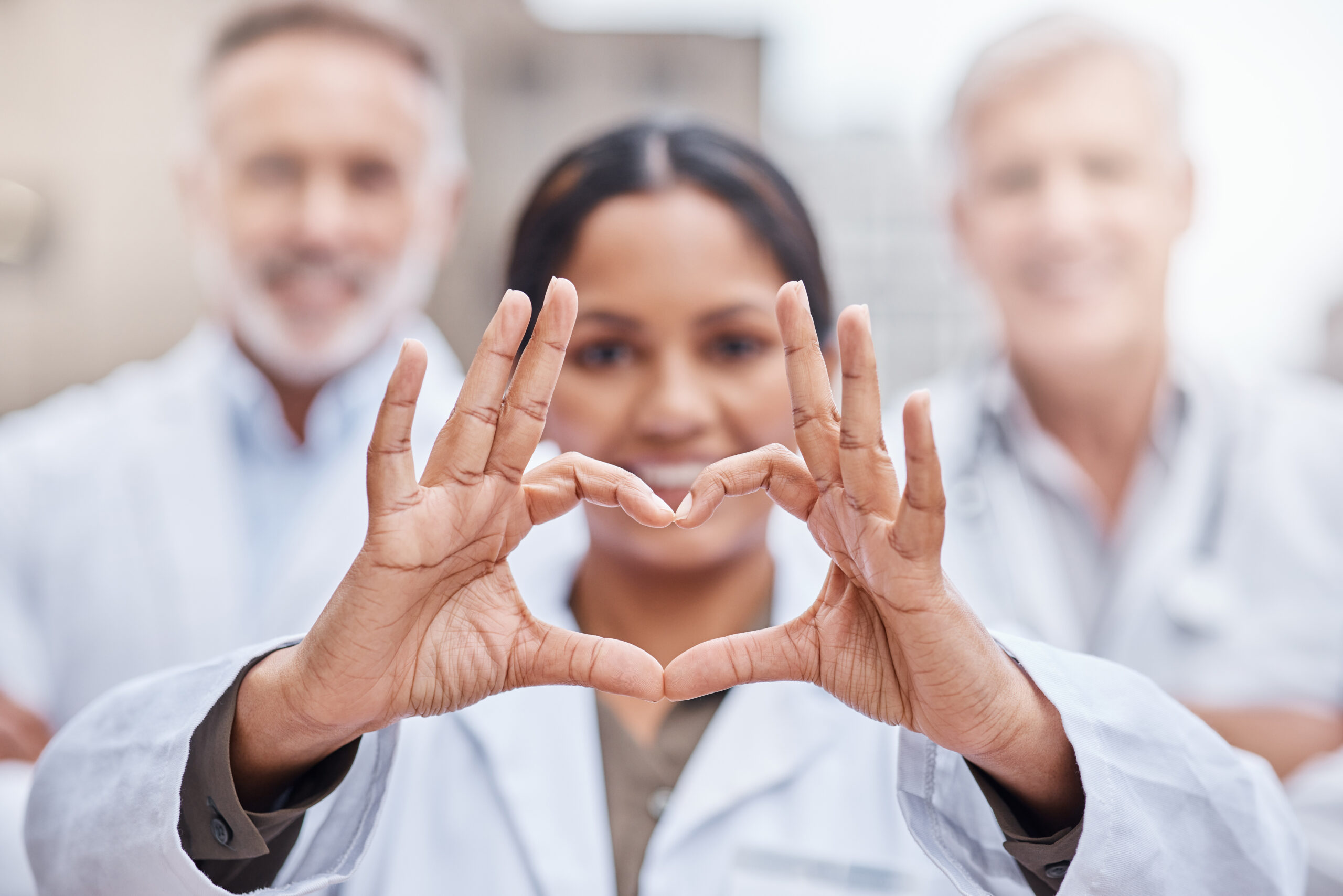 une-photo-d-une-jeune-medecin-faisant-une-forme-de-coeur-avec-ses-mains-alors-qu-elle-se-tient-dans-la-ville